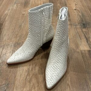 White snake Matisse caty boot with natural heelsize 8.5